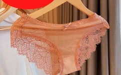 空去掉小内趴在地上打扑克视频